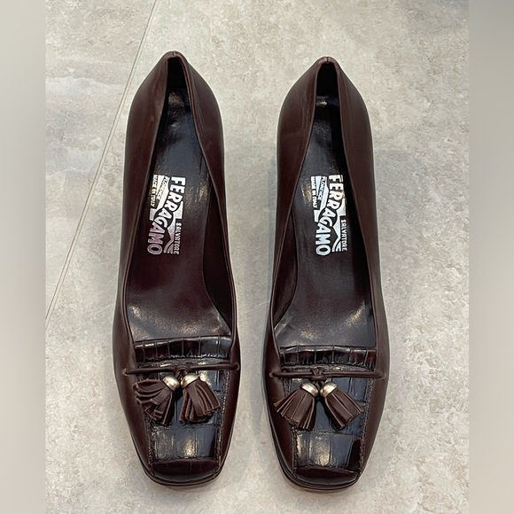 Ferragamo Ladies Leather Brown Tassel Croc 3” Block Heels Pumps 9.5 - Picture 9 of 14